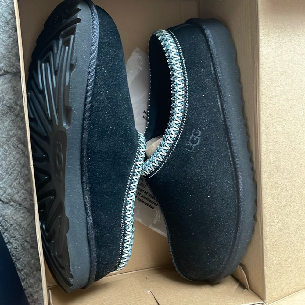 Kids black ugg Tasmans